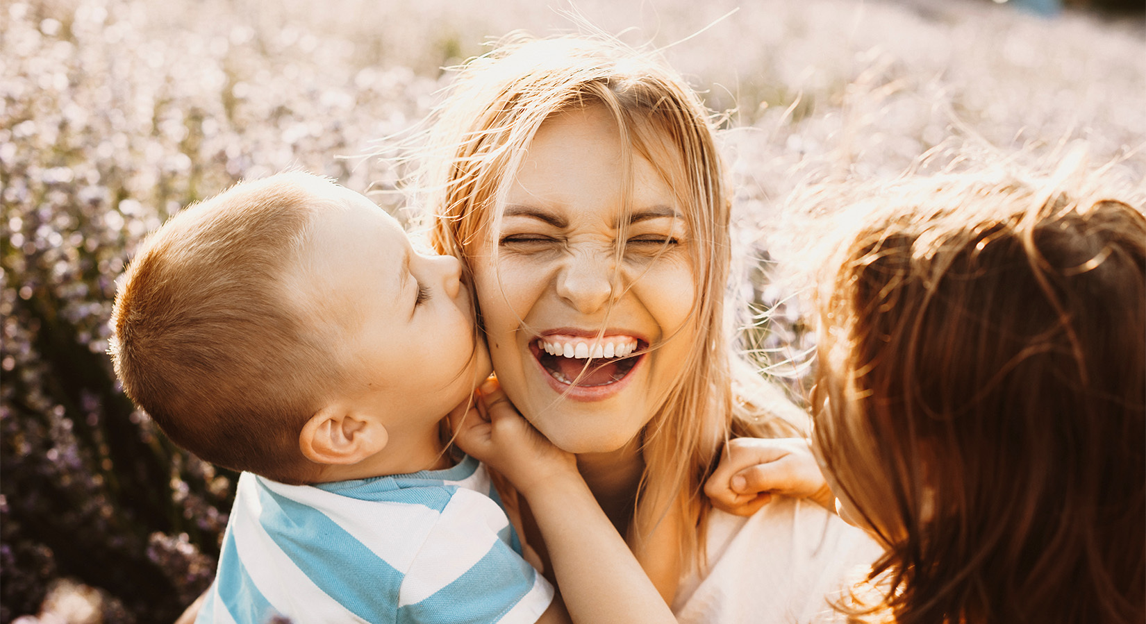 Zachowania rodziców oddziałują na ich pociechach - na zdjęciu uśmiechnięta mama, której synek daje całusa HelloMama