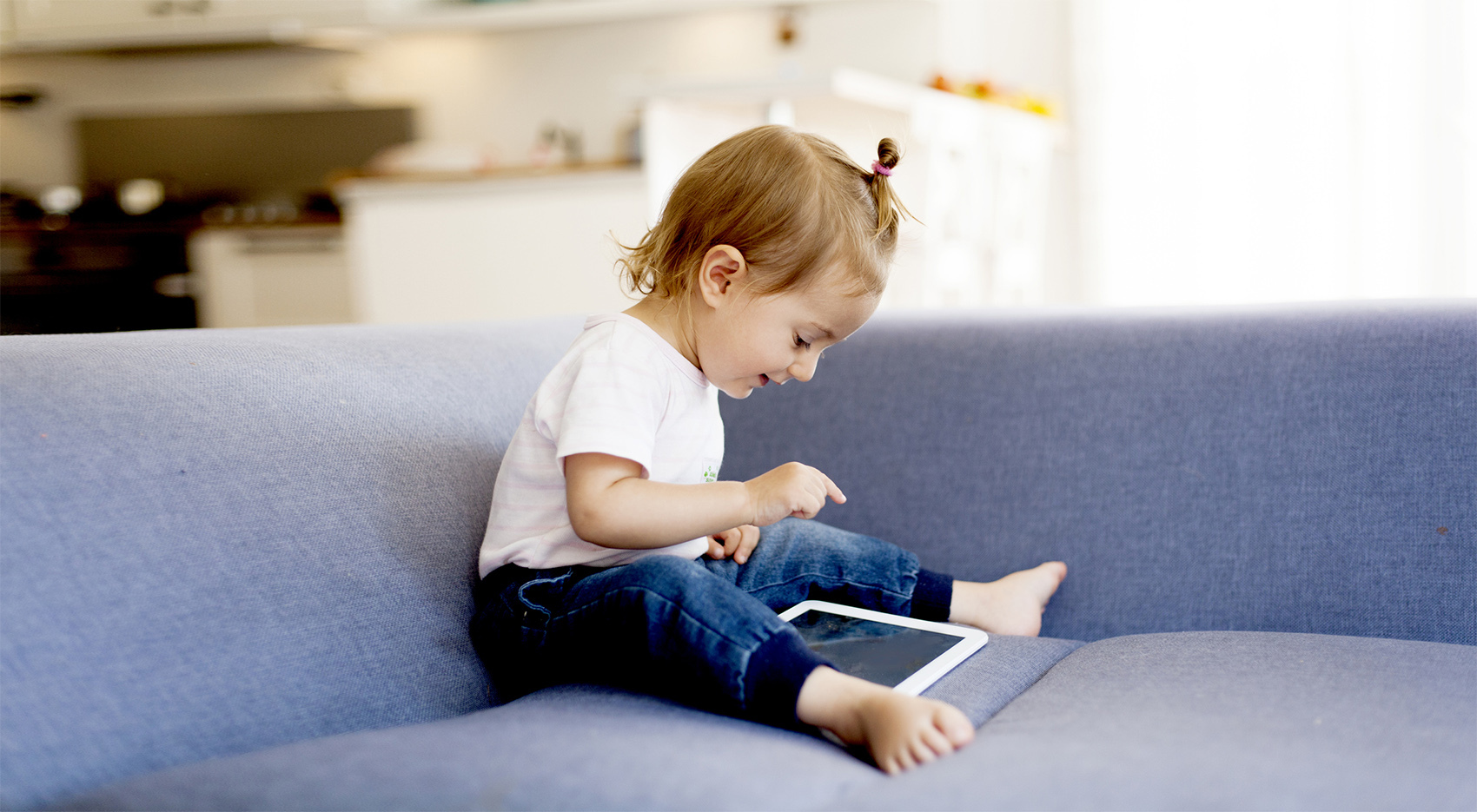 dziecko czyta e-booka