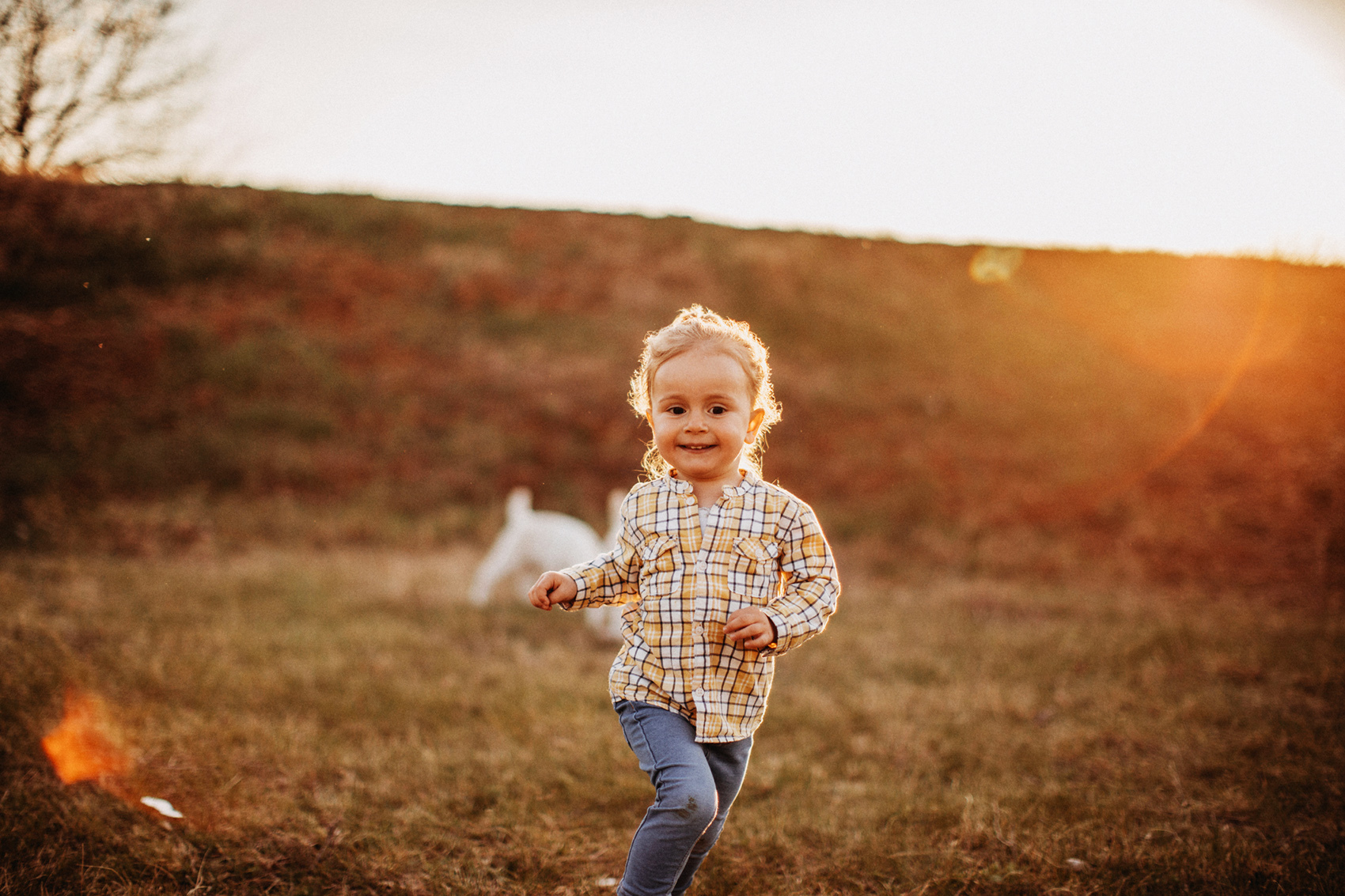 dziecko biegające w słońcu