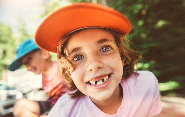 Zęby mleczne, zęby stałe – co trzeba wiedzieć o ich wymianie?