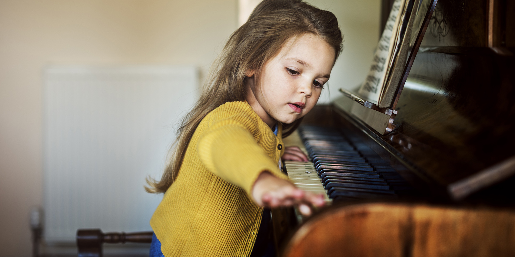 Korzyści z nauki gry na instrumencie, czyli przez pianino do… języka