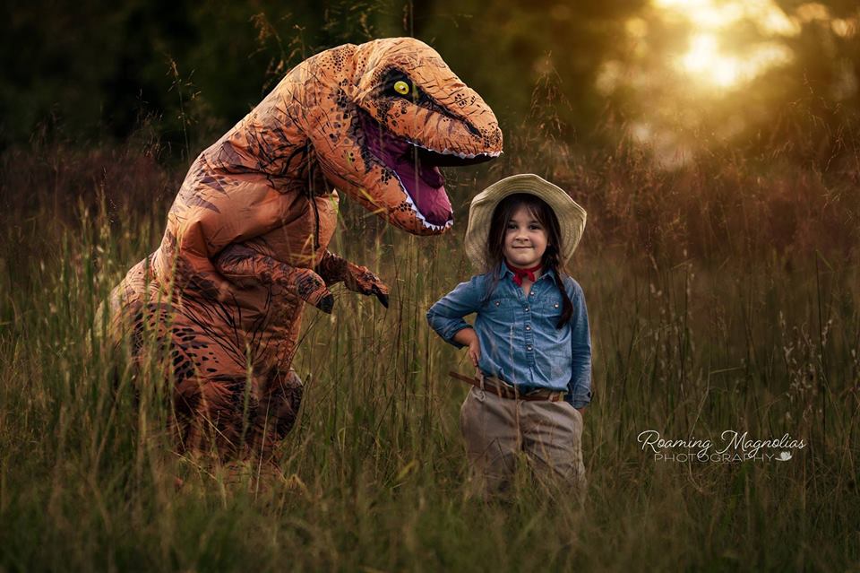 Chłopiec z autyzmem i dinozaur. Za tą sesją kryje się niezwykła historia