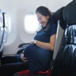 Czy latanie samolotem w ciąży jest bezpieczne? O czym pamiętać podczas podróży