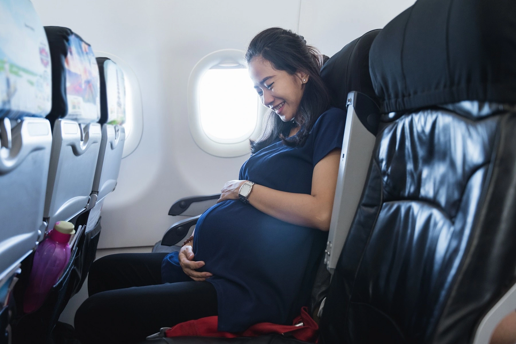 Kobieta w ciąży leci samolotem