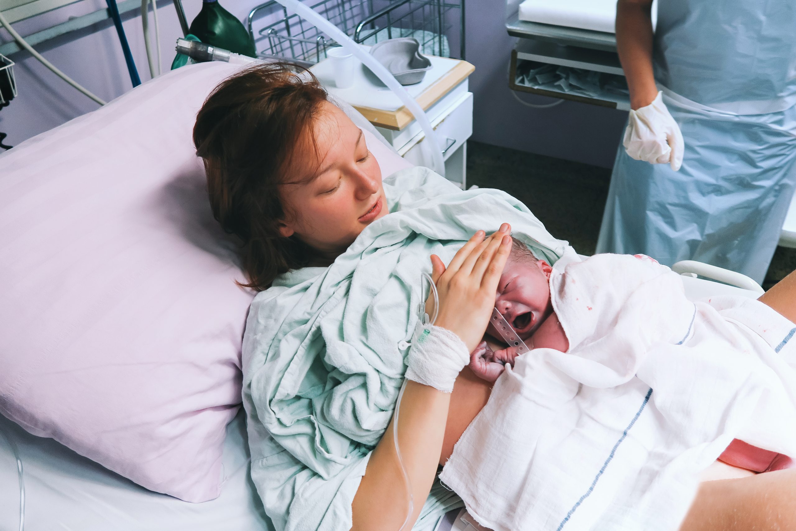 Kobieta z dzieckiem na porodówce