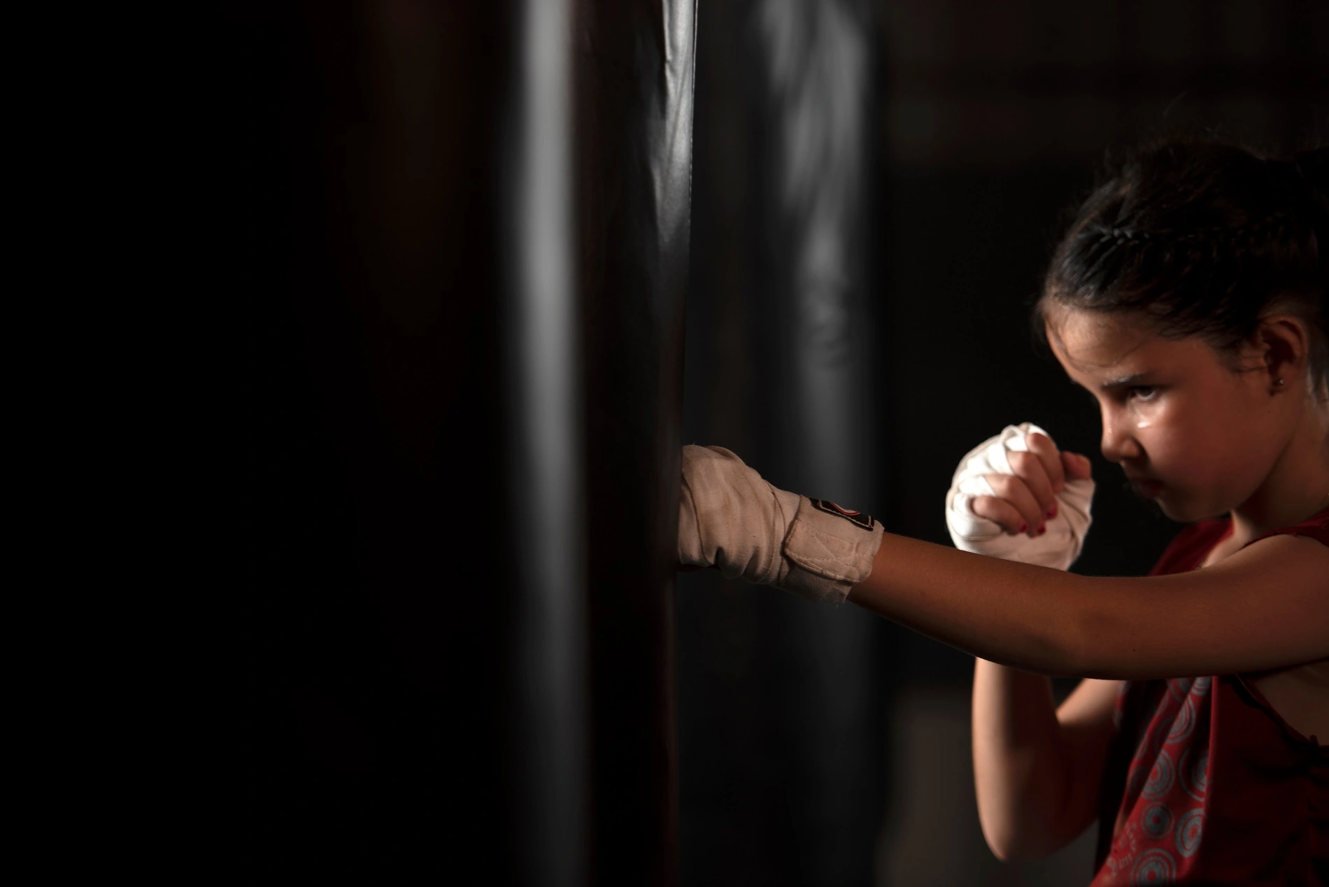 Dziewczynka ćwiczy boks