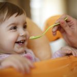 Ulewanie u niemowlaka – przyczyny. Jak pomóc dziecku?