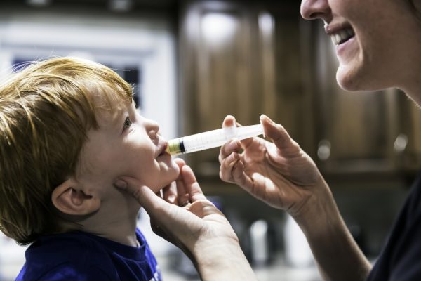 Jak bezpiecznie podawać lekarstwa dzieciom?
