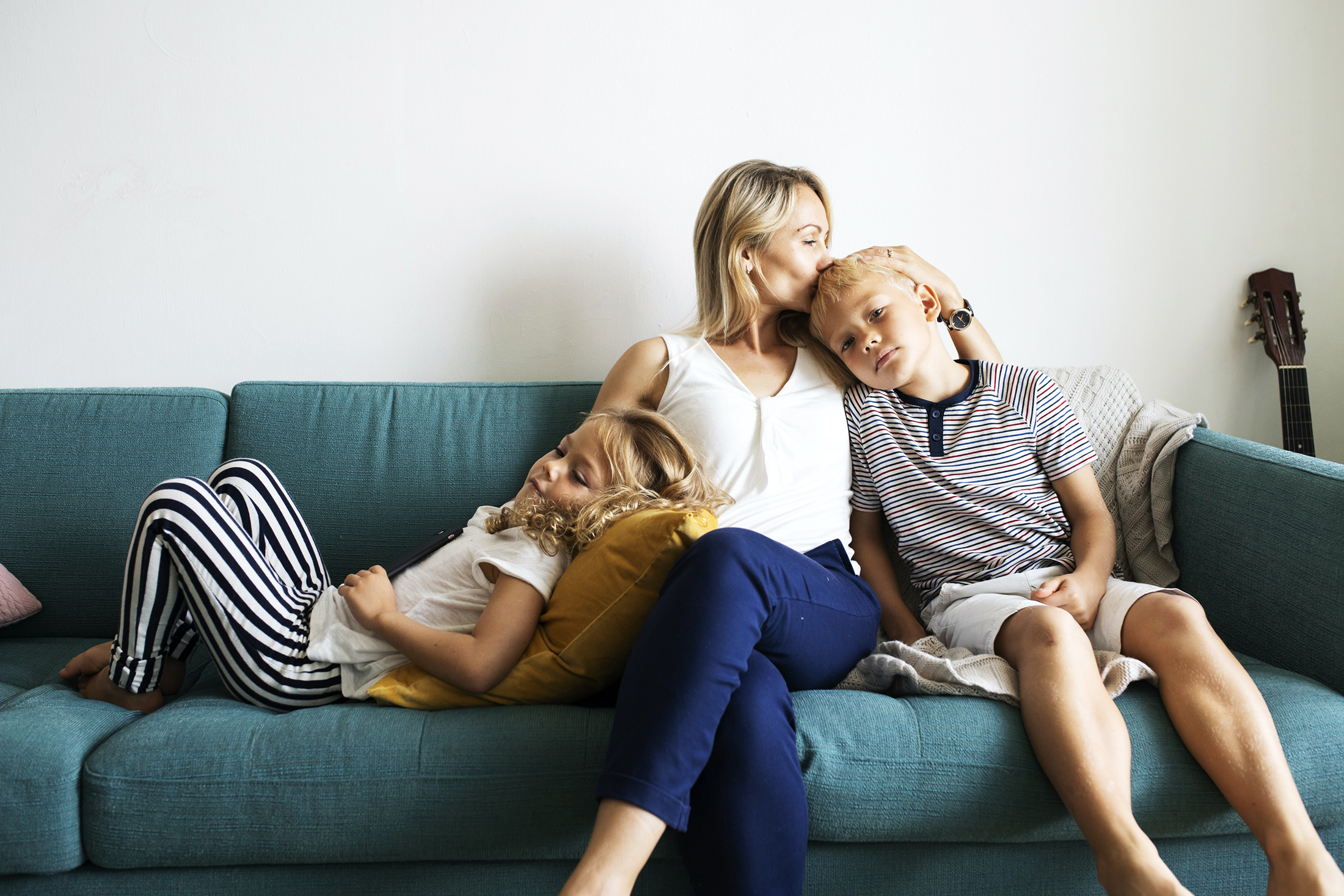 Kobieta z dziećmi na kanapie - koronawirus
