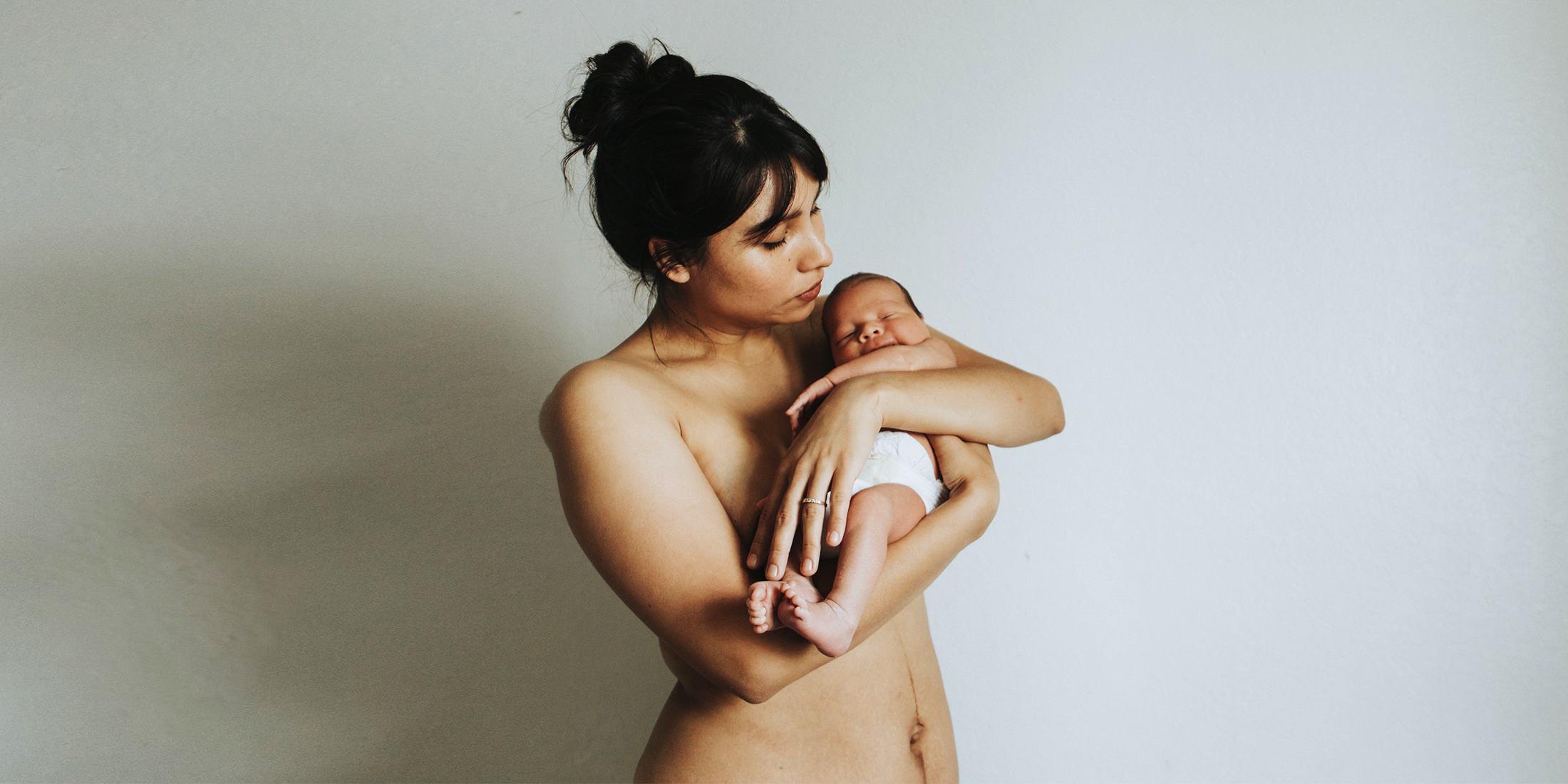 Kobieta trzyma niemowlę na rękach