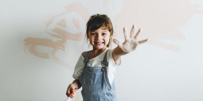 Brudne dziecko to szczęśliwe dziecko – dlaczego warto pozwolić dziecku się brudzić?