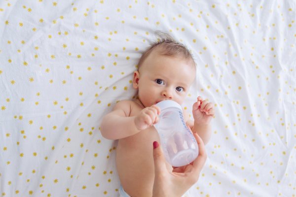 Karmienie mlekiem modyfikowanym a dopajanie. Czy dopajać noworodka? Jaką wodę podawać niemowlakowi?