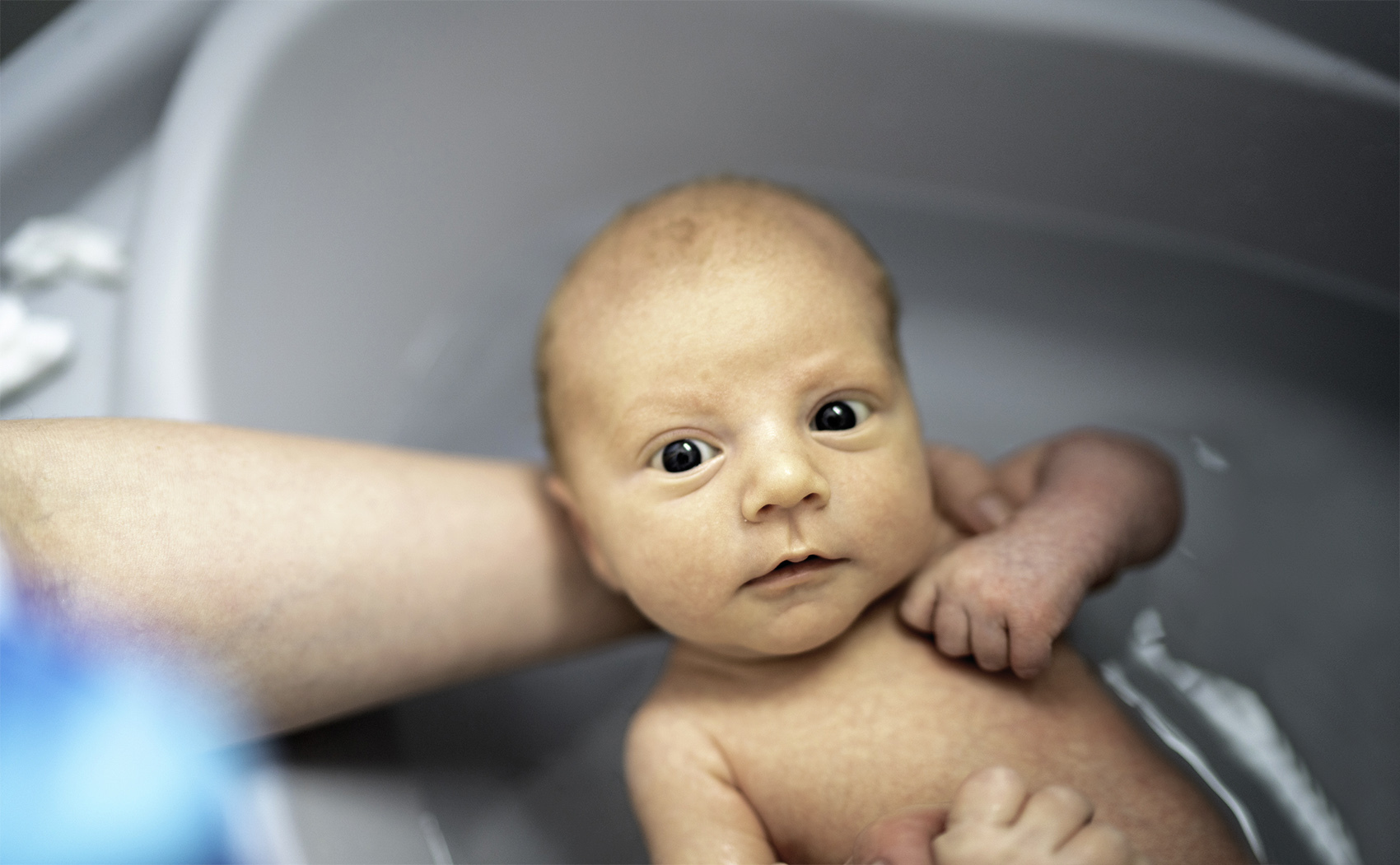 Czy budzić noworodka do kąpieli?/fot. iStock