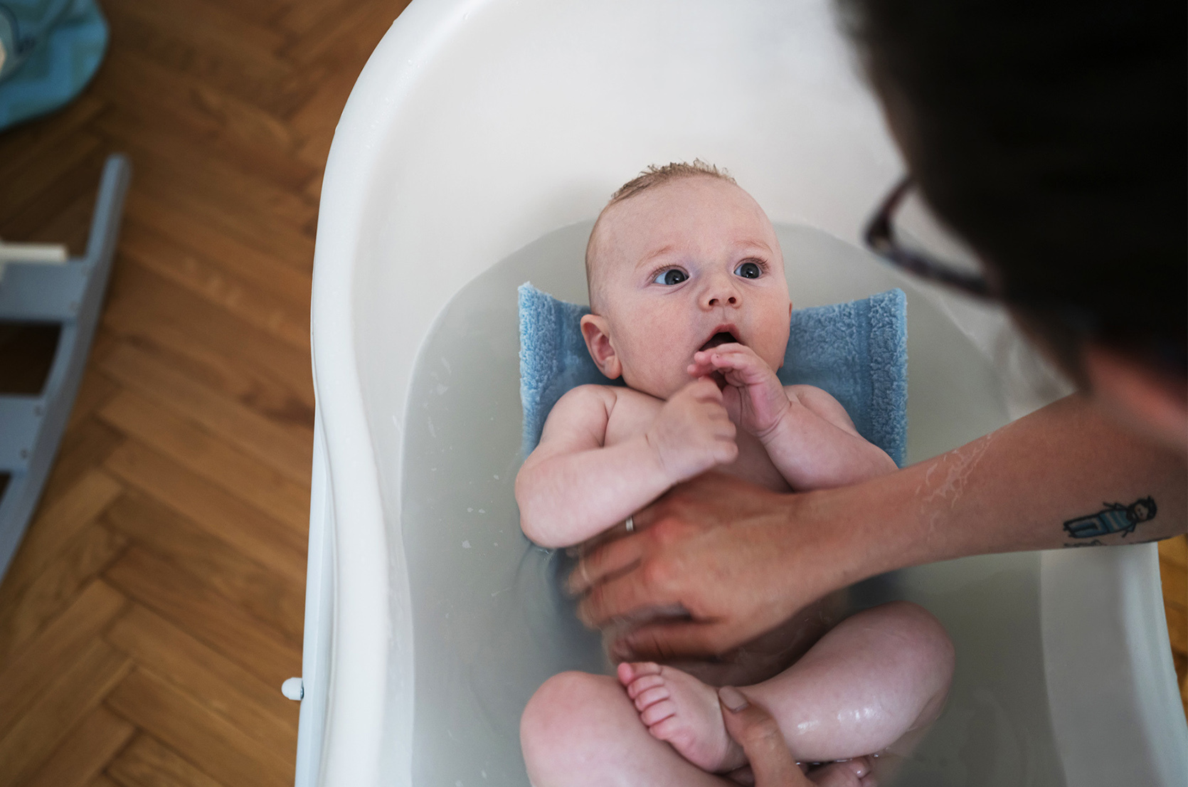 Kąpiel niemowlaka w wannie – wskazówki i porady