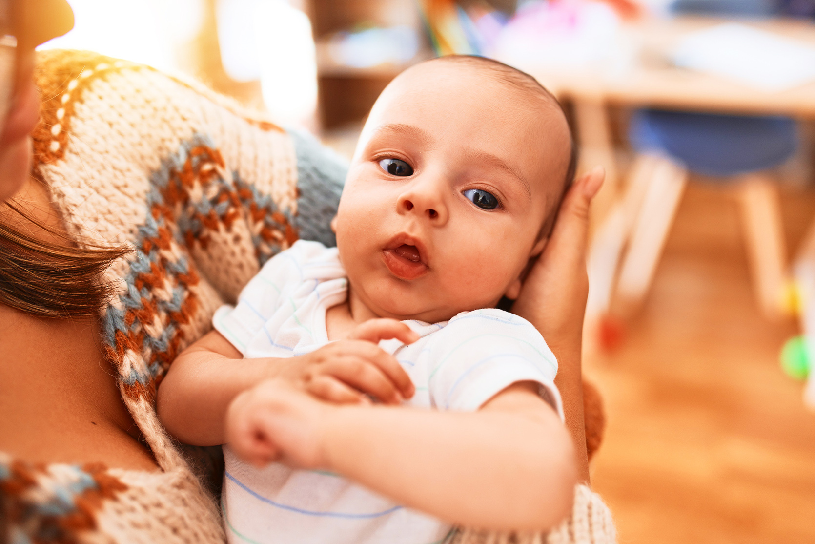 Nerwowy noworodek podczas karmienia / istock