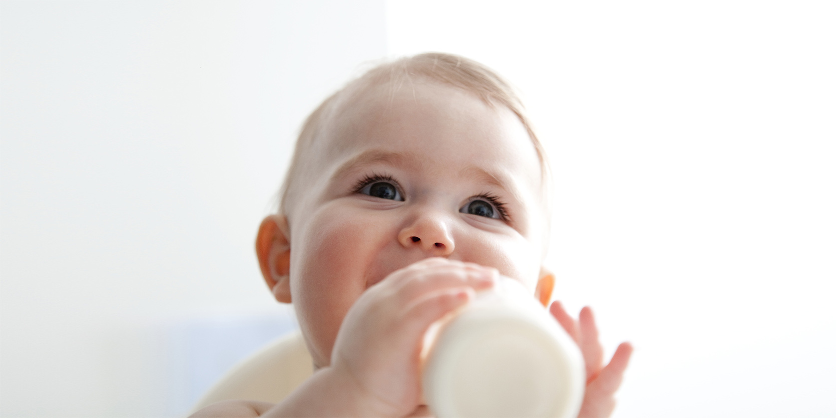 Czy warto wybrać mleko kozie dla niemowląt?/fot. Getty Images