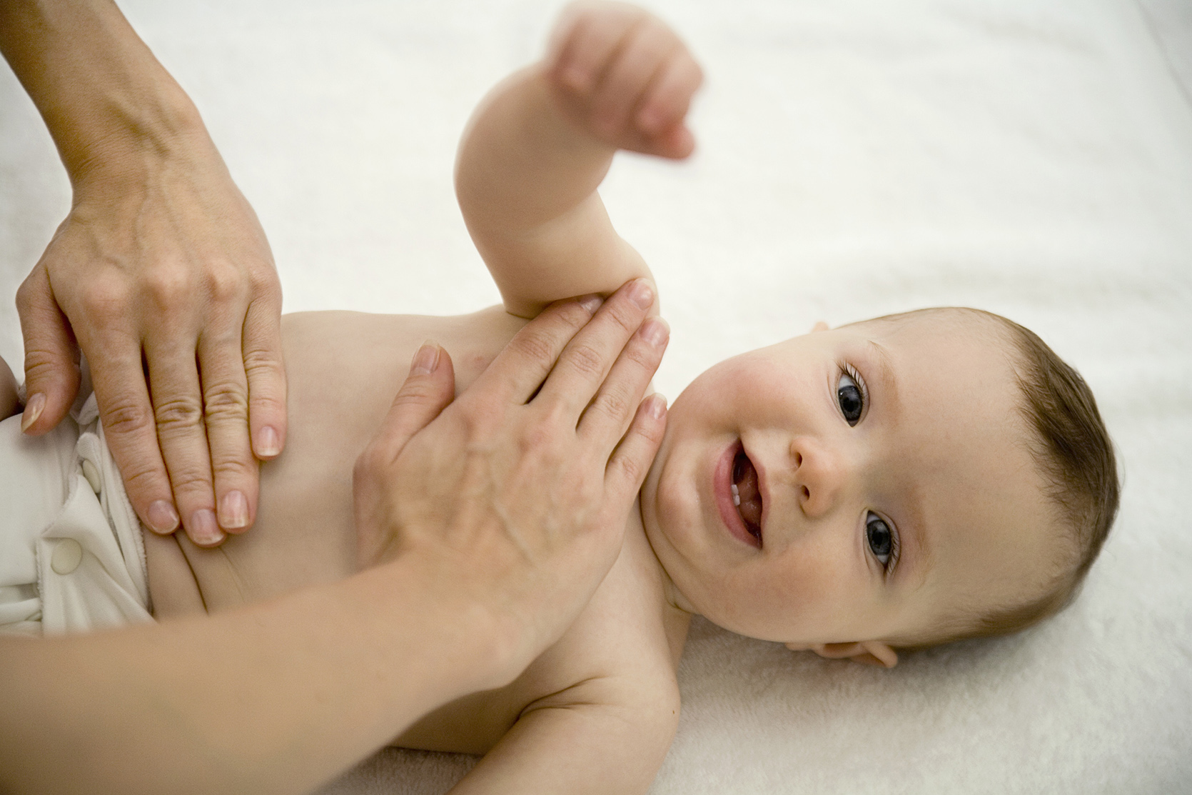 Jak powinien wyglądać prawidłowy masaż niemowlaka?/fot. Getty Images