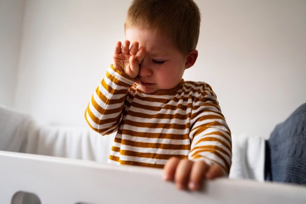 Dziecko wymiotuje żółcią – co robić?