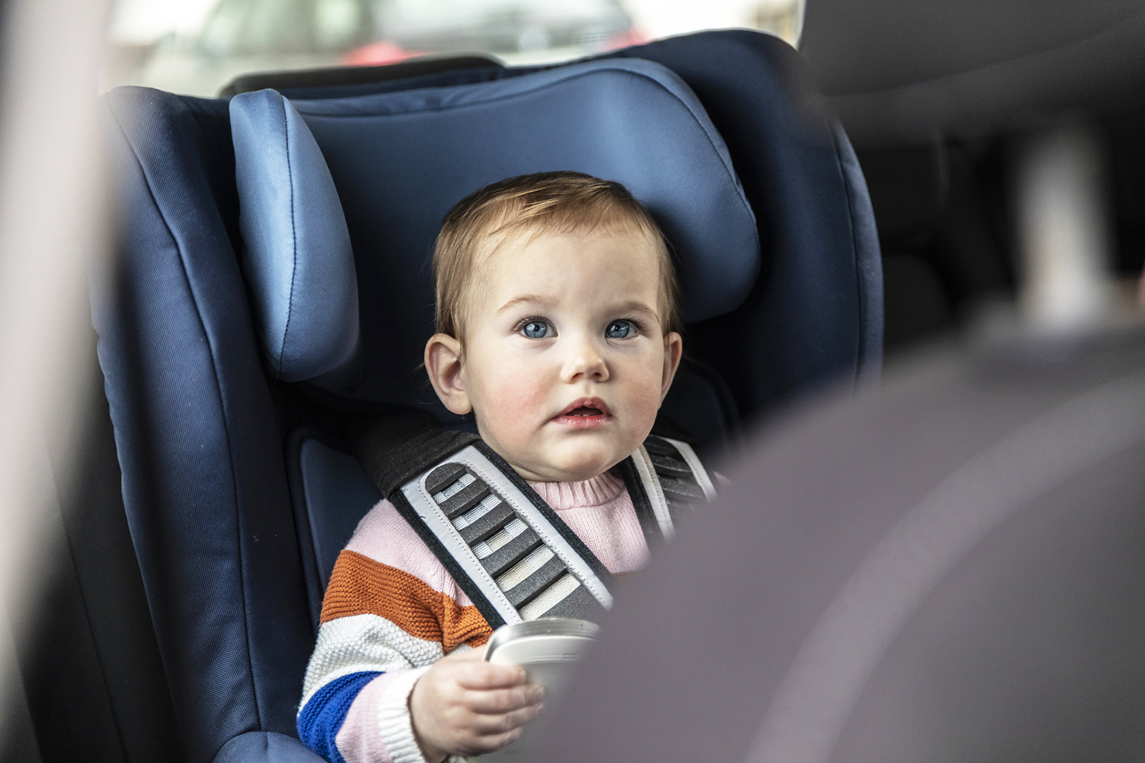 Jak zapiąć dziecko w foteliku pasami samochodowymi/fot. iStock