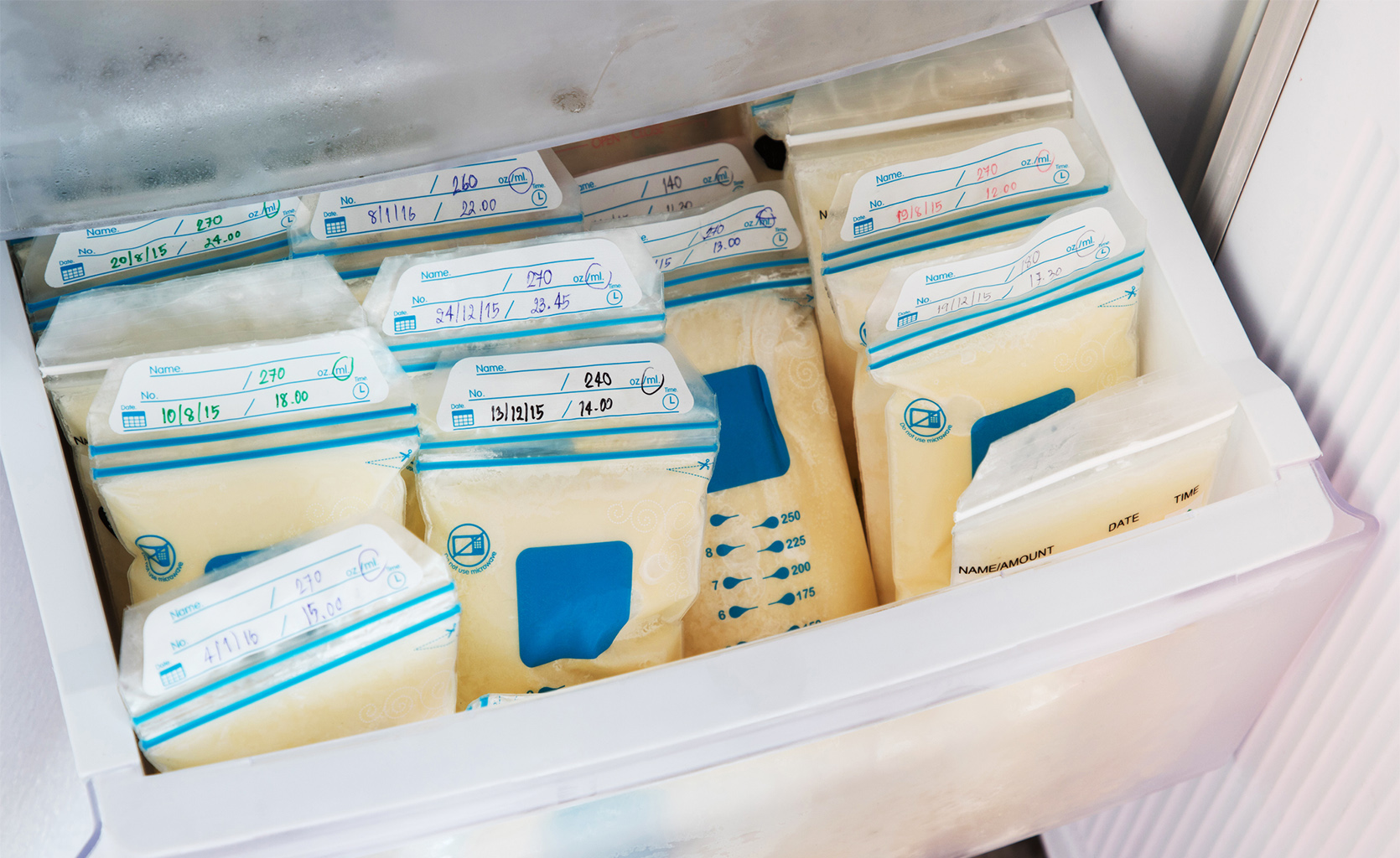 Pojemniki do przechowywania mleka matki/fot. iStock