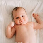 Prężenie się niemowlaka – o co chodzi i co z tym zrobić?