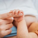 Przekarmienie noworodka – co z tym zrobić?