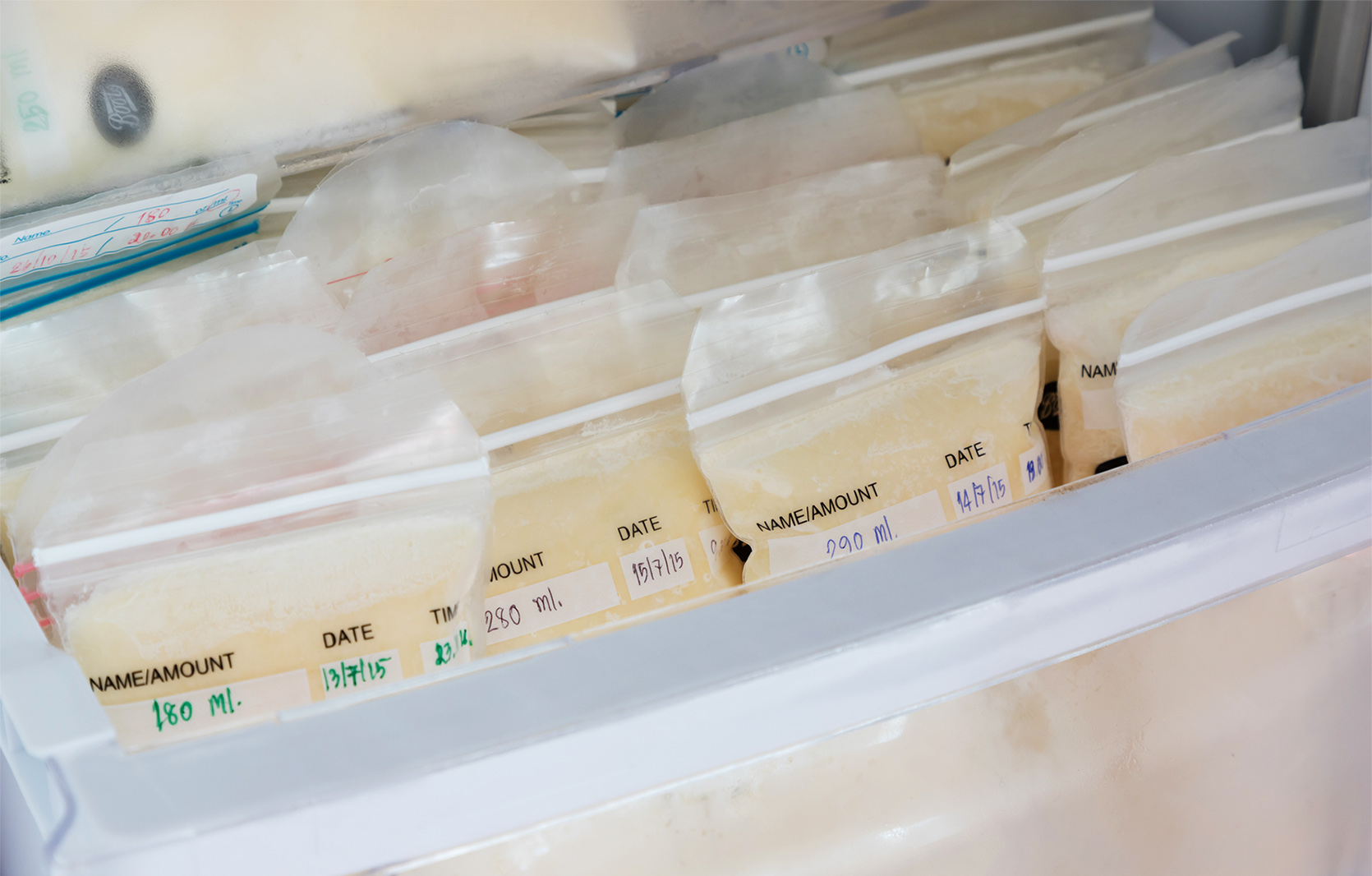 Rozmrożone mleko matki – właściwości, przechowywanie, podgrzewanie/fot. iStock