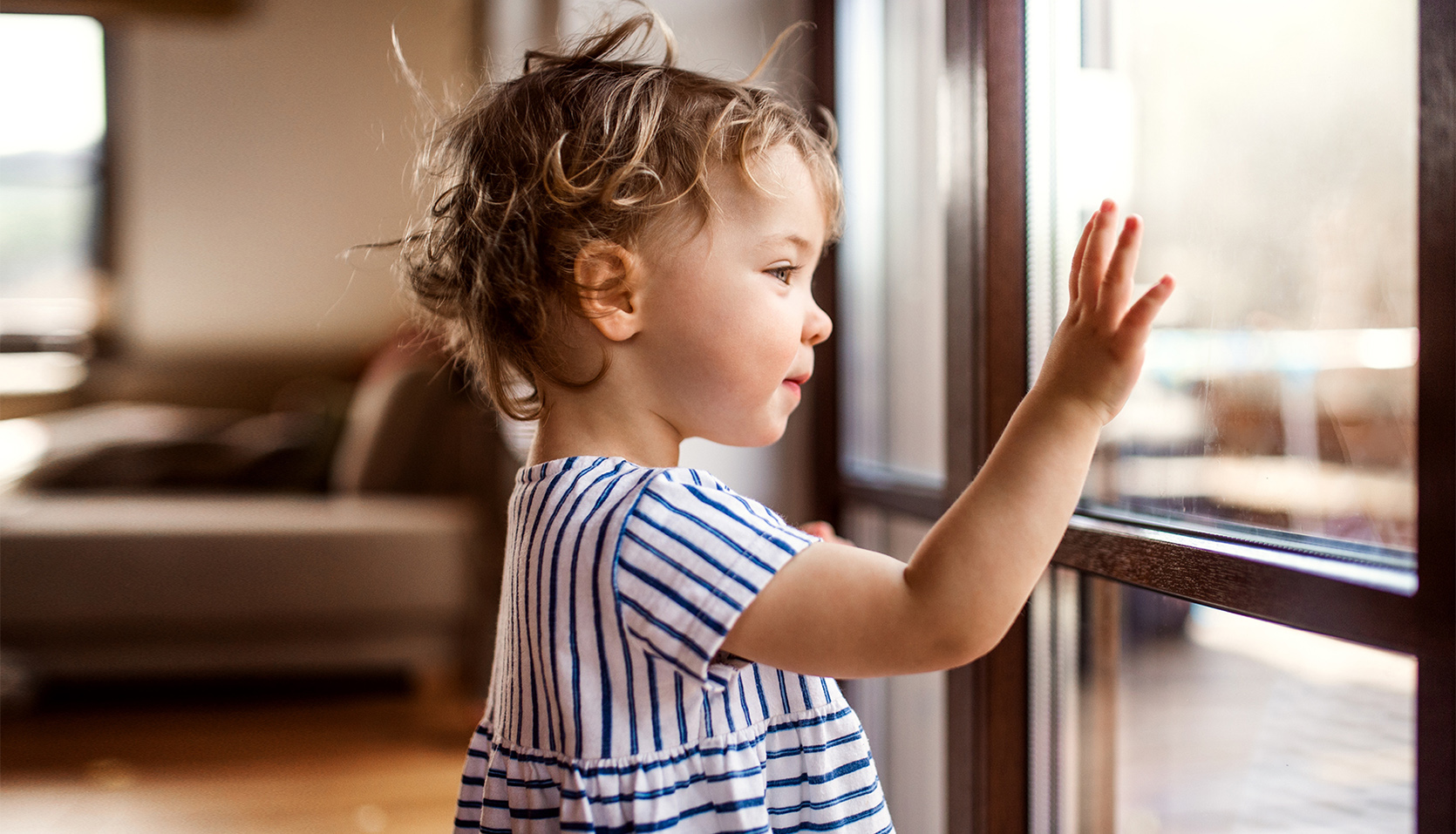 Zabezpieczenie okien przed dziećmi – jak wybrać i montować?/fot. iStock