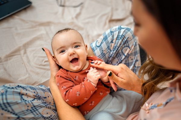Zabawy z 2-miesięcznym dzieckiem, które wspierają rozwój malucha