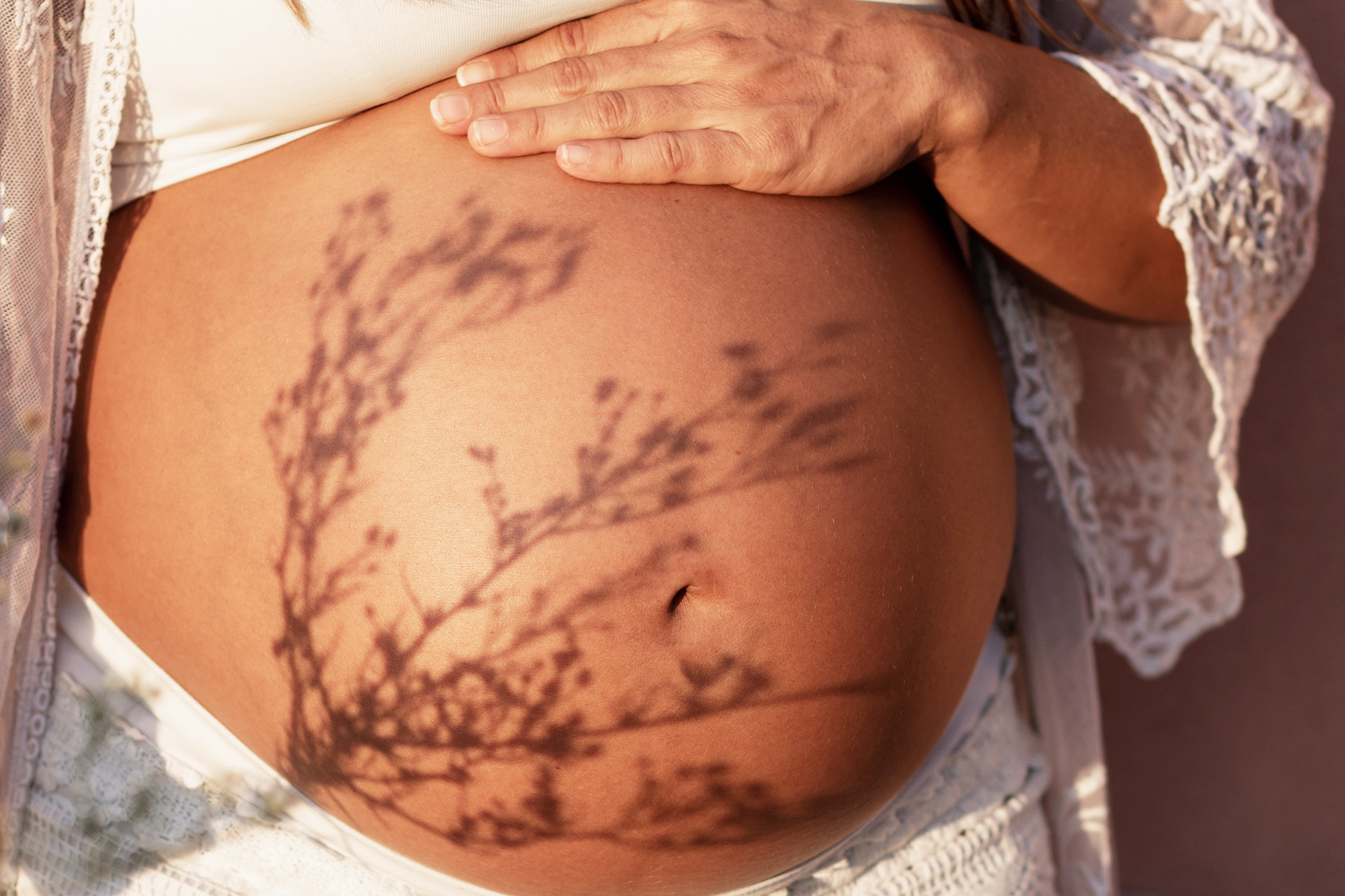 Linea negra, czyli linia na brzuchu w ciąży – co oznacza?