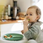 Jak sobie radzić z zaparciami u dzieci oraz z czego mogą one wynikać, wyjaśnia dietetyczka Agata Stróżyk