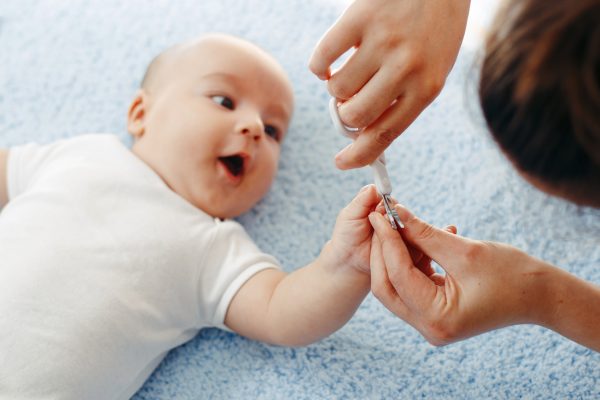 Jak pielęgnować paznokcie i włosy niemowlaka?