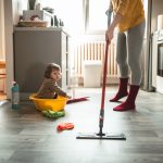 Sprzątanie przy dziecku – jak to robić i nie zwariować?