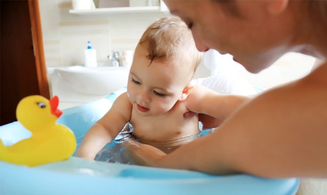 Jak powinna wyglądać kąpiel niemowlaka?