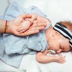 Biżuteria dla niemowląt – hit, kit, a może zagrożenie?