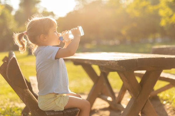 Woda gazowa dla dziecka. Czy maluch może pić bąbelki?