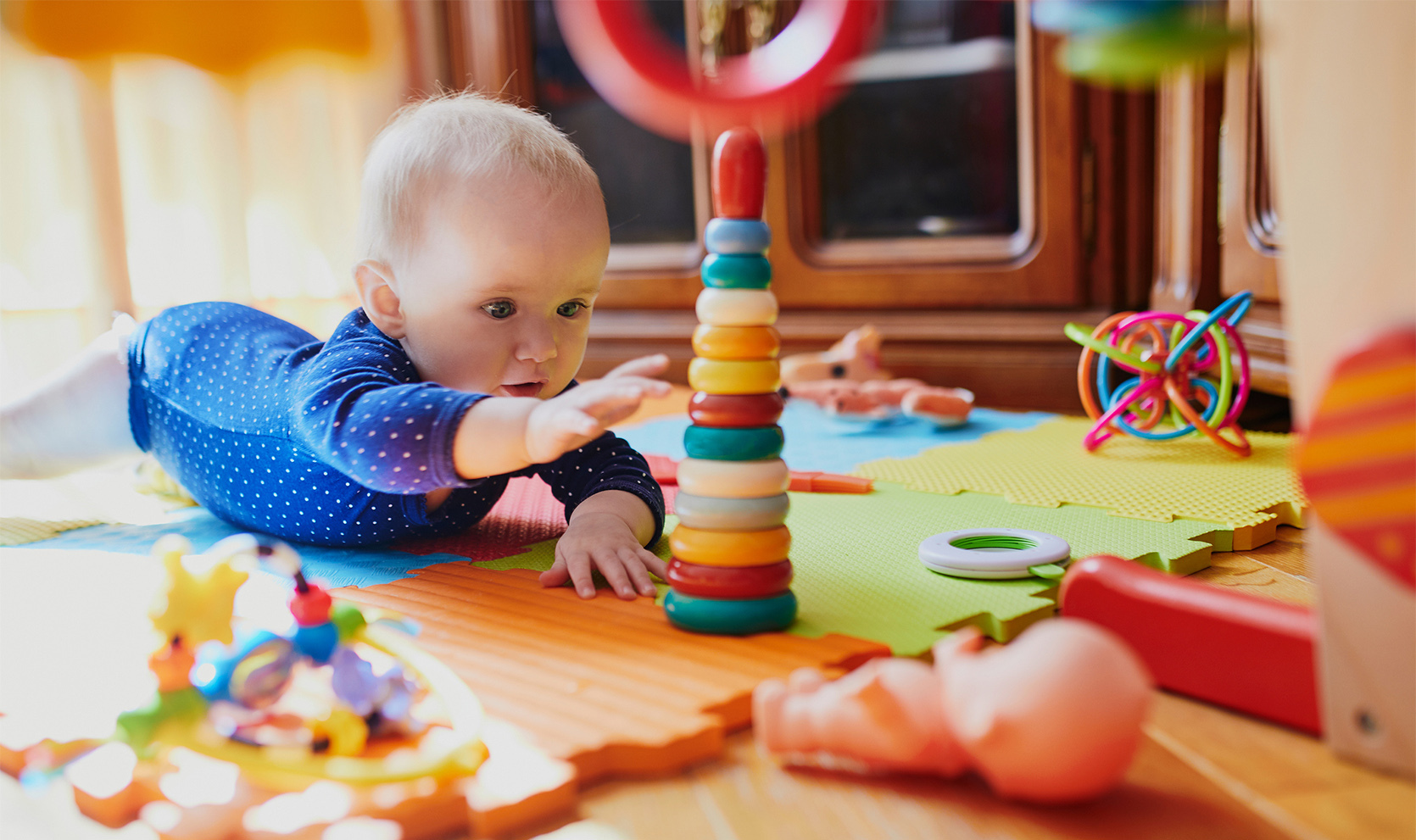 Groźne zabawki dla niemowląt - jak je rozpoznać? /fot. iStock