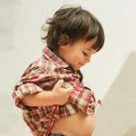 Wzdęty brzuszek u dziecka – co oznacza?