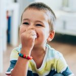 Dłubanie w nosie – jak reagować i jak oduczyć dziecko?