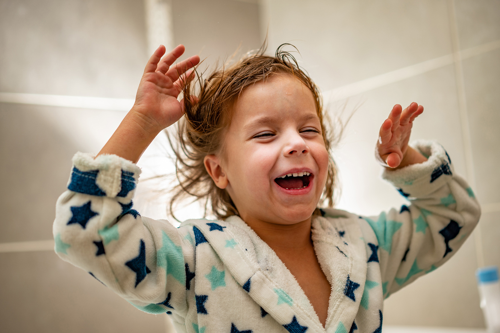 Dziecko wyrywa sobie włosy – co to oznacza, skąd się bierze i jak reagować