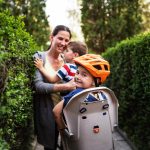 Jak bezpiecznie wozić dzieci na rowerze i co jest lepsze: fotelik czy przyczepka? „Opisywane są przypadki syndromu dziecka potrząsanego wywołanego zbyt długą jazdą”