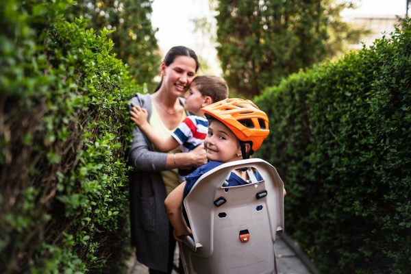 Jak bezpiecznie wozić dzieci na rowerze i co jest lepsze: fotelik czy przyczepka? „Opisywane są przypadki syndromu dziecka potrząsanego wywołanego zbyt długą jazdą”
