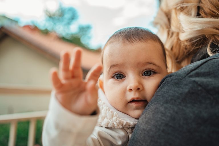 Nauka poprawnego chwytu – jak ją poprowadzić u niemowląt?