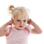 Jak i czym czyścić dziecku uszy?