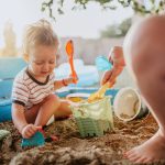 Zabawy w piasku – jak wpływają na rozwój dziecka?