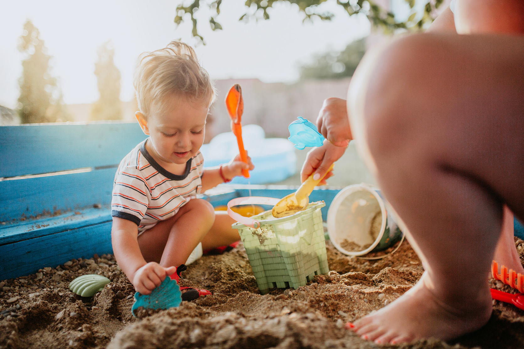 Zabawy w piasku - jak wpływają na rozwój dziecka? / istock