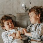 Agresja między rodzeństwem. Jak rozmawiać z dziećmi?