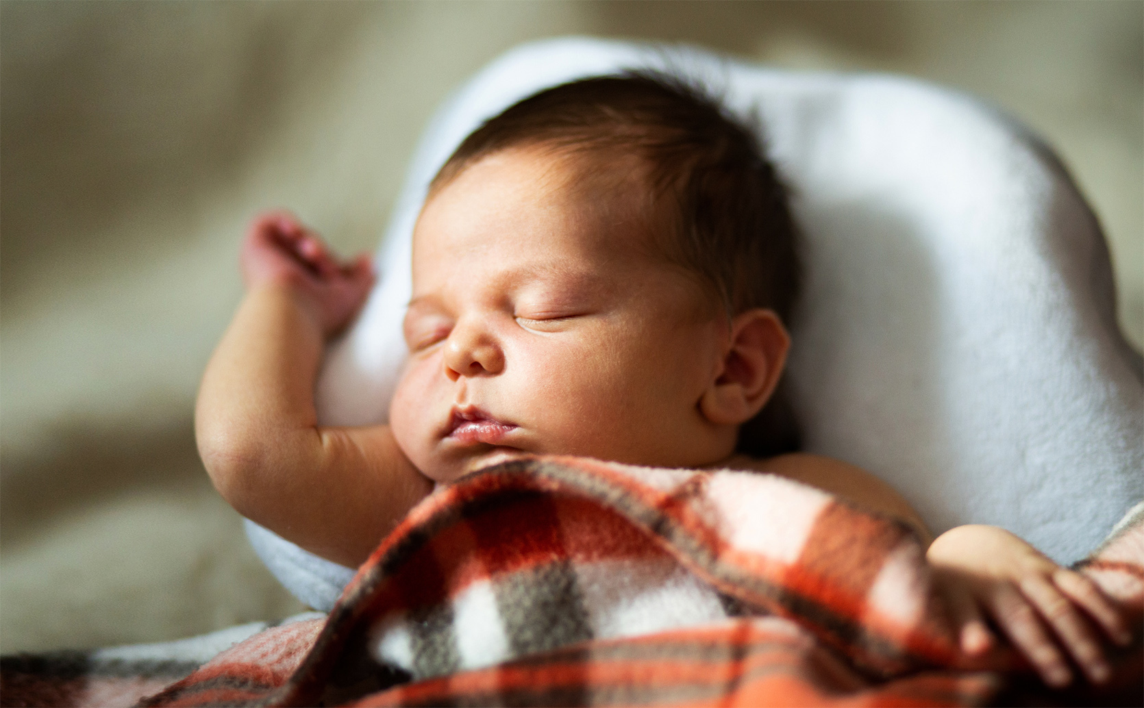 Poduszka motylek dla niemowlaka – czy warto ją mieć? /fot. iStock