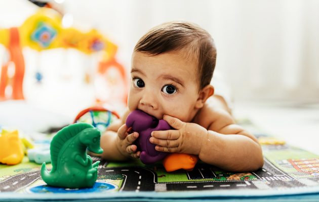 Gryzak dla niemowlaka – jaki wybrać i kiedy podawać dziecku?