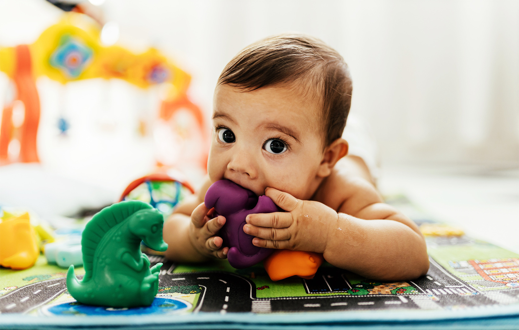 Gryzak dla niemowlaka - jaki wybrać i kiedy podawać dziecku?